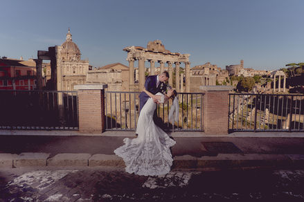 Sposi davanti ai Fori Imperiali a Roma