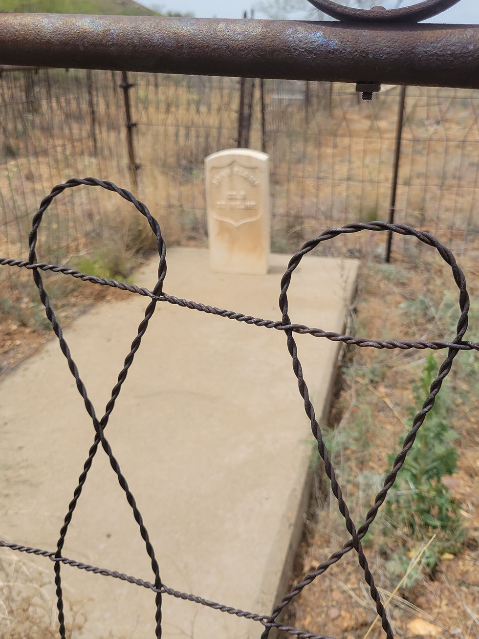 20260504_DosCabezasPioneerCemetery_Grave.jpg