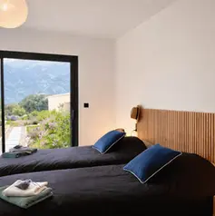 Chambre avec grand lit, adaptée aux PMR (personnes à mobilité réduite), fenêtre panoramique et vue sur la montagne — Villa Lavandéa