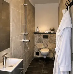 Salle de bains privative avec douche à l'italienne, WC et carrelage moderne —  Villa Lavandéa
