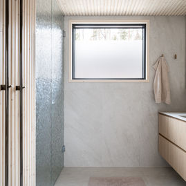 kylpyhuone, spa, allaskaluste, hana, tapwell, seinäwc, kylpyhuoneen suunnittelu, kph, ideoita kylpyhuoneeseen, kylppäri, bathroom, bahtroom ideas, beautiful bathroom, peili, iso peili, peaceful bathroom, harmoninen kylpyhuone, aarevisuals, keittiösuunnittelu, keittiömuotoilu, keittiön väritys, välitila, sisustusarkktehdit, sisustussuunnittelu, ruokailutila, wästberg line, abl laatat, paneelikatto, hirsikoti, hirsikodin sisustus, rakentajat 2026, uudiskohde, uudisrakentaminen tahko, kuopion seutu, kuopio, sisustus