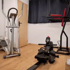 Salle de sport privative équipée avec tapis de course et appareils de musculation — Villa Lavandéa