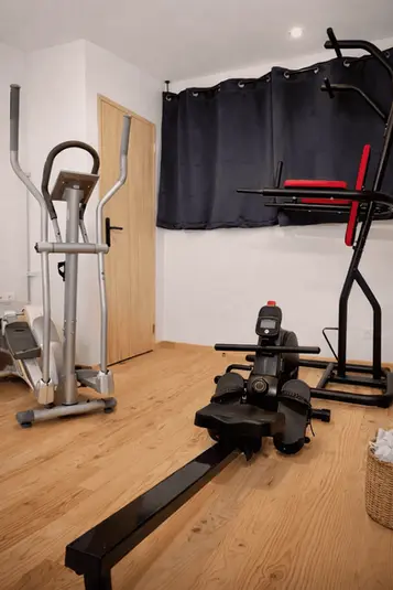 Salle de sport privative équipée avec tapis de course et appareils de musculation — Villa Lavandéa