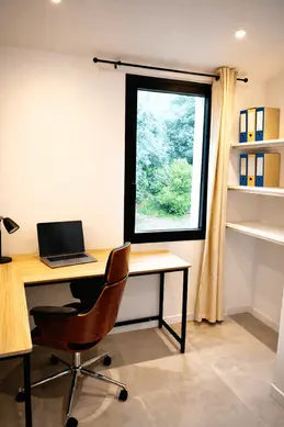 Espace bureau avec fenêtre vue sur jardin — Villa Lavandéa