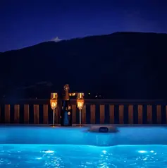 Jacuzzi extérieur de nuit avec vue sur le Mont Ventoux — Villa Lavandéa