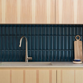 aarevisuals, sisustussuunnittelu aare visuals, sisustussuunnittelijat, sisustusarkkitehti, sisustusarkkitehdit, sisustussuunnittelu Oulu, sisustussuunnittelu Kuopio, honka kömmeli, honkarakenne, asuntomessut oulu, asuntomessut, sisustusidea, uudishirsikohde, hirsikoti, moderni hirsikoti, kömmeli, sauna, suurennettu välitila, mänty keittiö