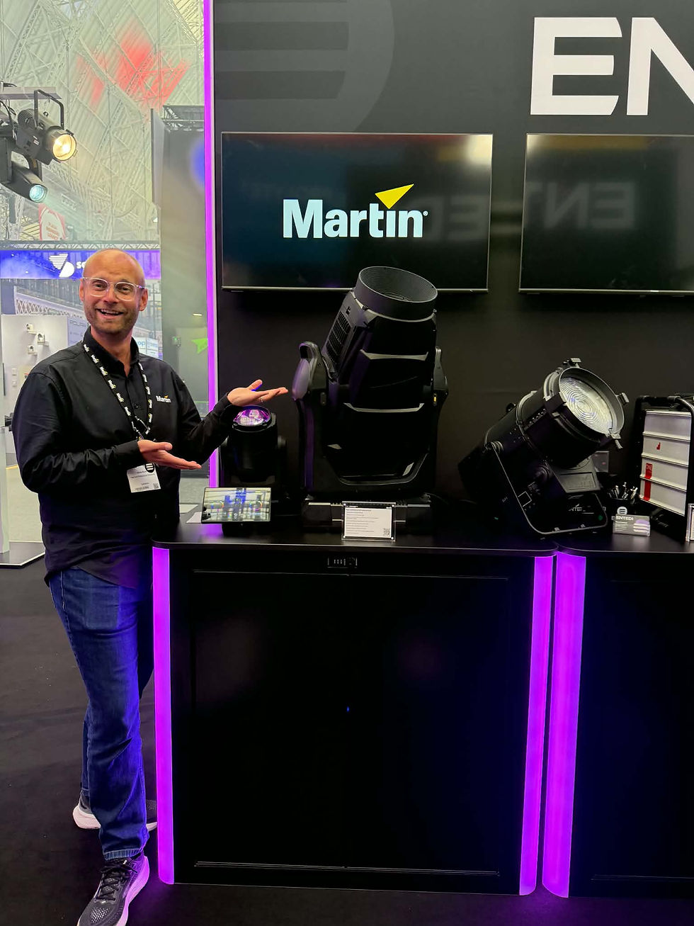 Chris Munn with ELP Manet 8F, MAC One Beam and MAC Encore Two