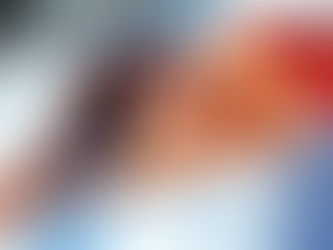 Mujer blanca en cama con lenceria roja y labios rojos, boca arriba