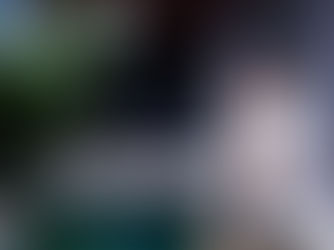 Mujer en Panamá junto a una piscina con saco blanco, top negro y pantalon corto ajustado negro