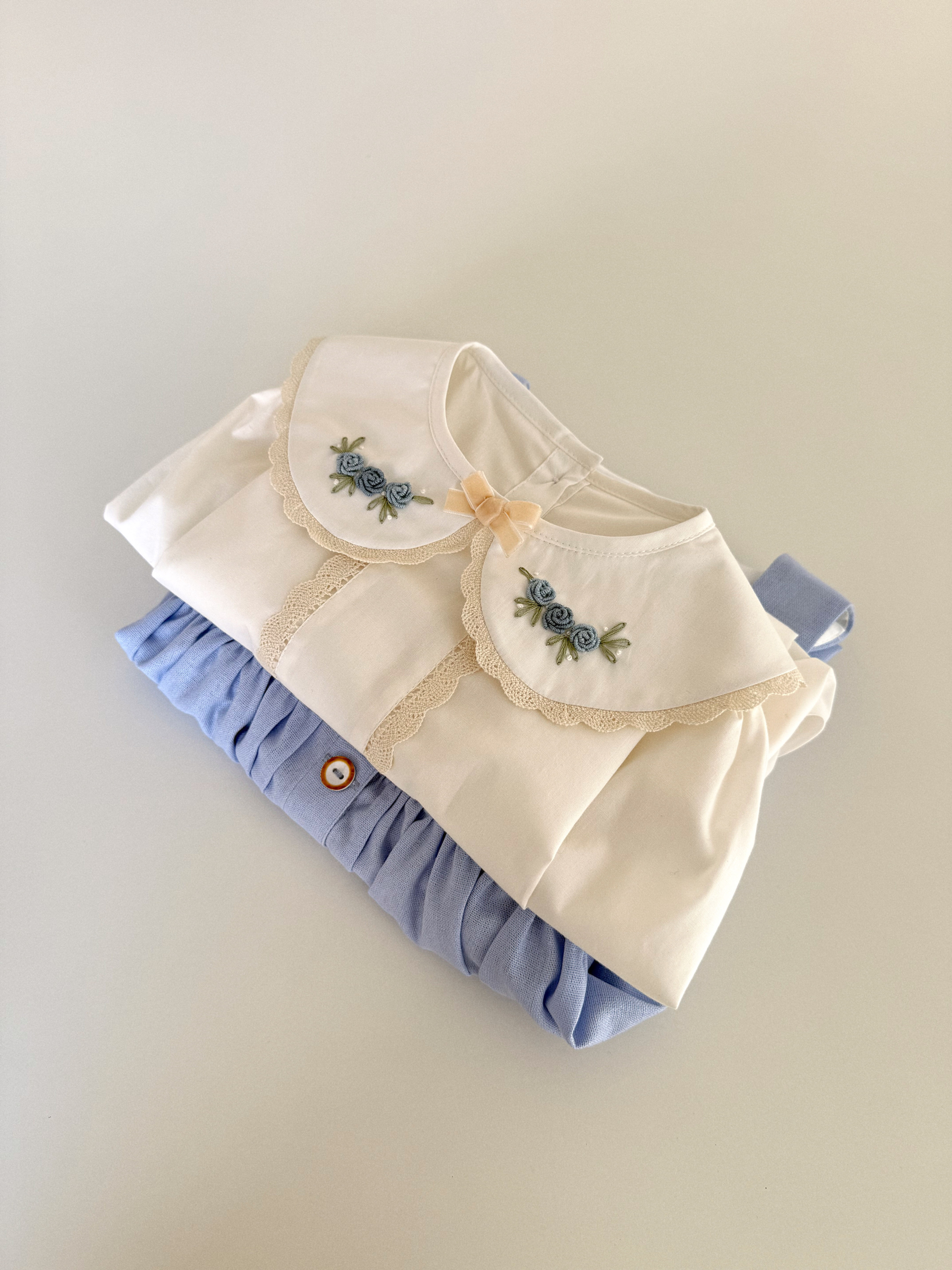 Комплект з вишивкою блакитного кольору