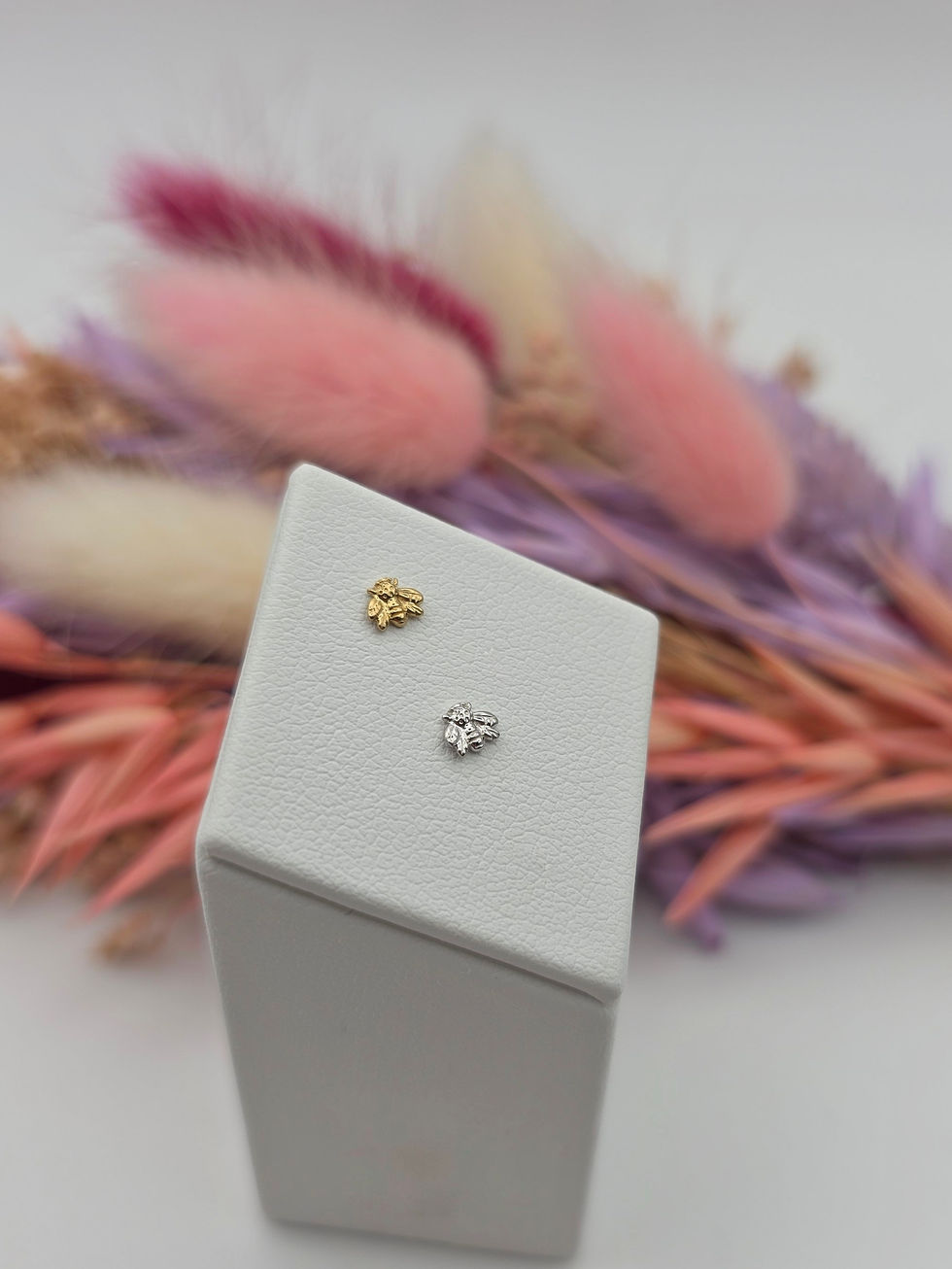 Vue de côté, Mini Bee en or jaune ou en or blanc 14 carats, Junipurr