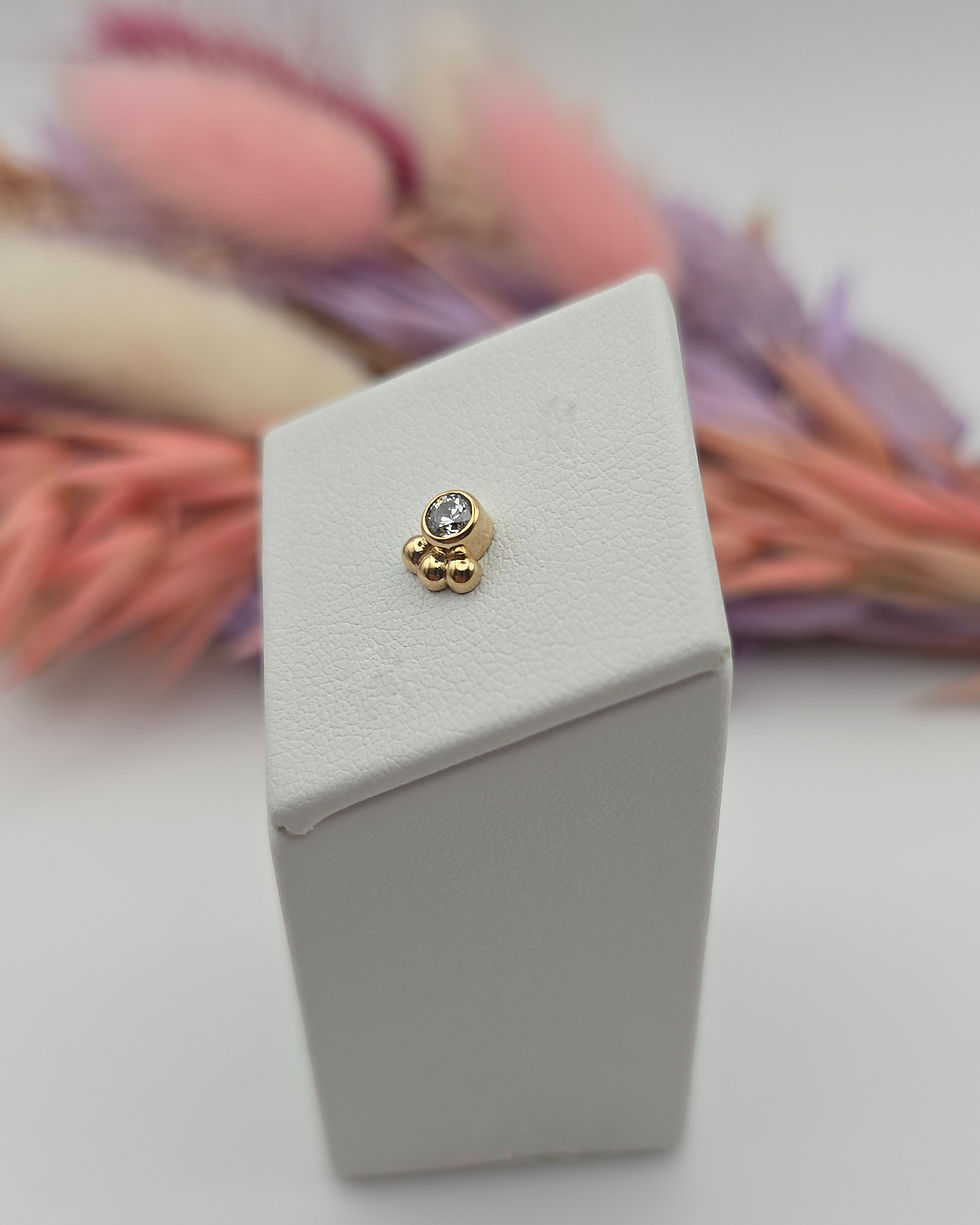 vue latérale bijou de piercing Dani or jaune, CZ blanc - Alchemy Adornment