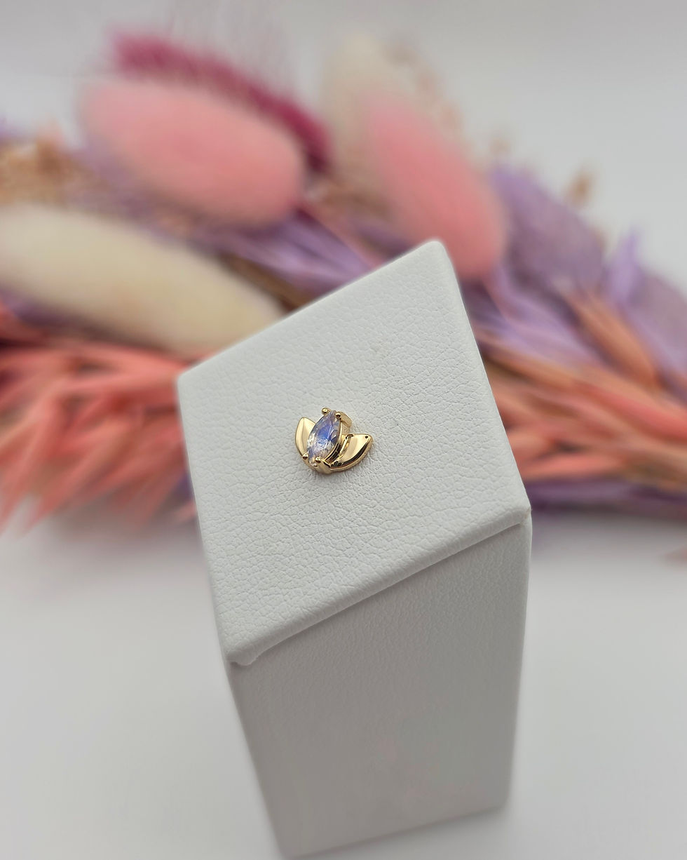 vue de côté bijou de piercing en or jaune 14K - Lotus pierre de lune - genuine moonstone - Alchemy Adornment