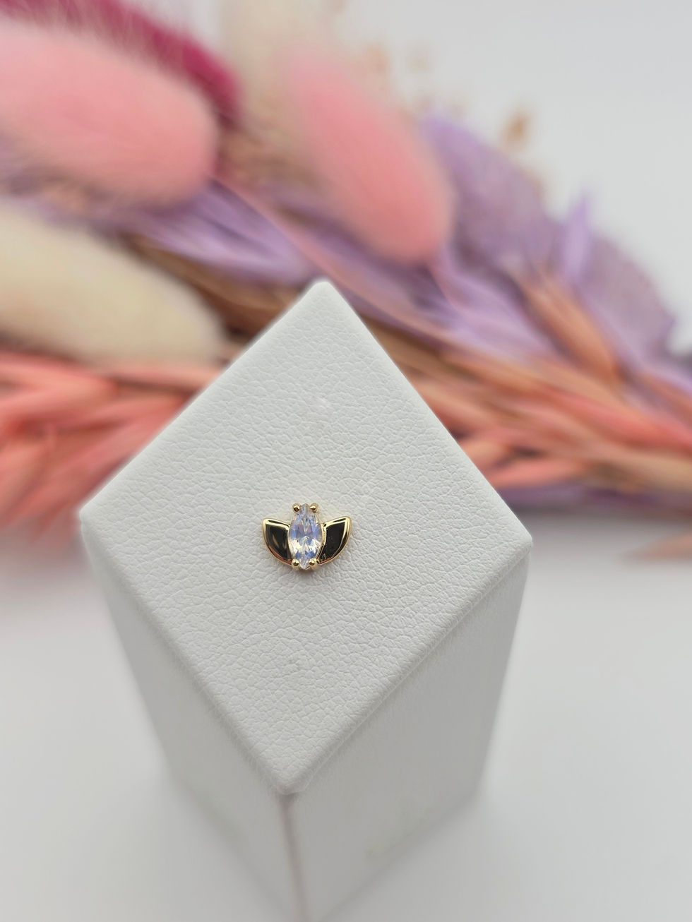 vue de face bijou de piercing en or jaune 14K - Lotus pierre de lune - genuine moonstone - Alchemy Adornment