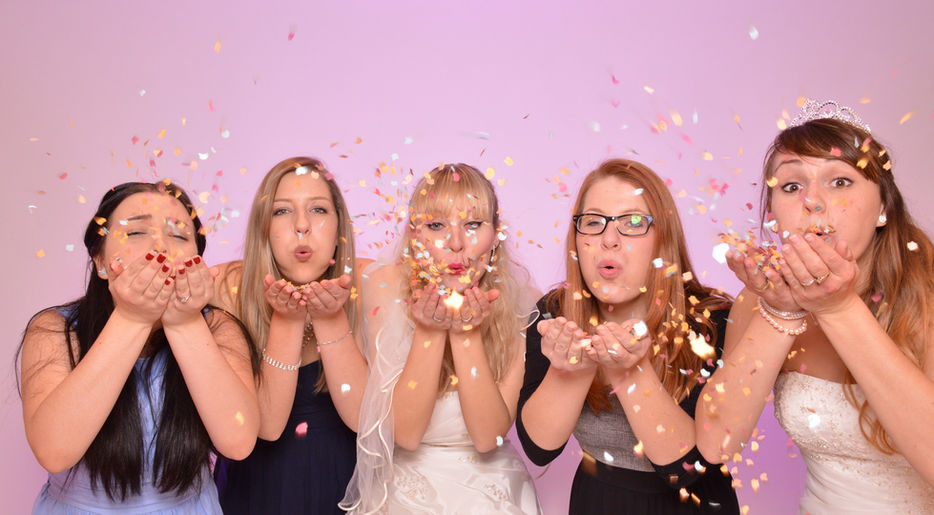 High-End-Fotobox mit DSLR-Kamera, HDMI-Anschluss und großer Requisiten-Auswahl. Studioqualität und 450 Sofortausdrucke für Ihr Event.