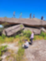 Ponte de pedra na trilha a caminho da caverna aroejari em chapada dos guimarães