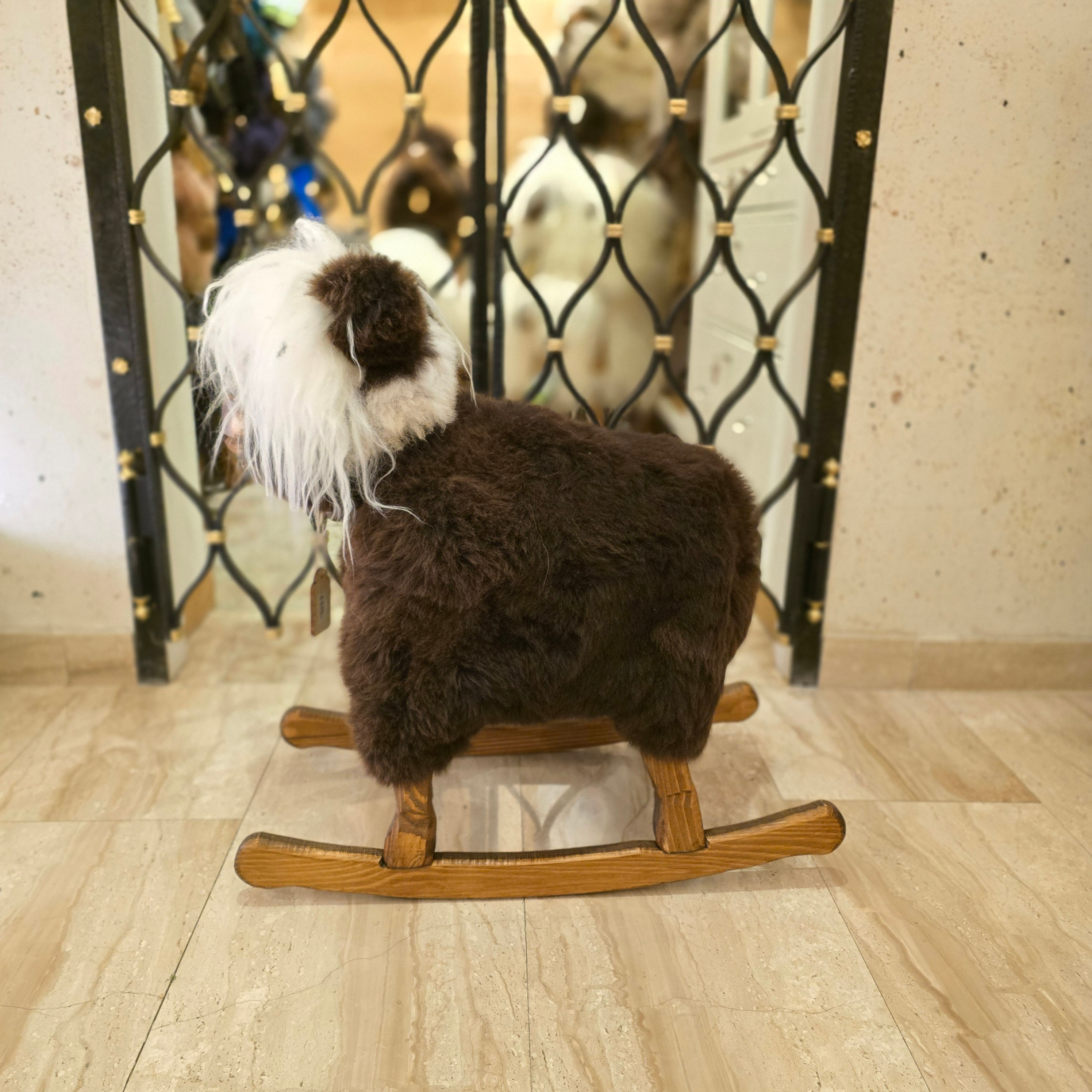 Baby Alpaka Schaukel braun