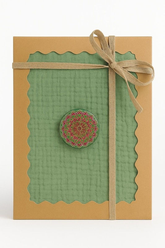 Musselin Plaid in Grün 100x200cm und einer Vanillen Kerze