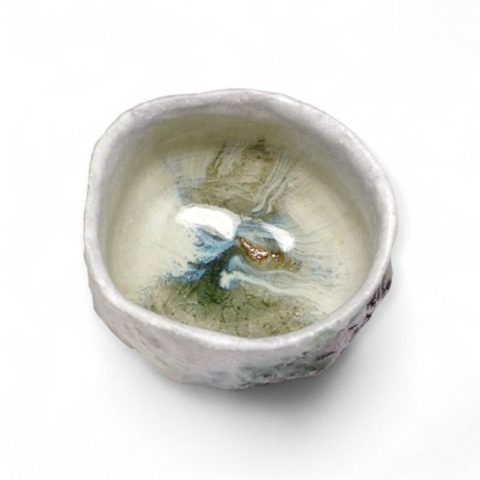 Miniaturbild: Capturing Fire and Earth – An Ash-Glazed Guinomi by Tamba Master Tadashi Nishiba