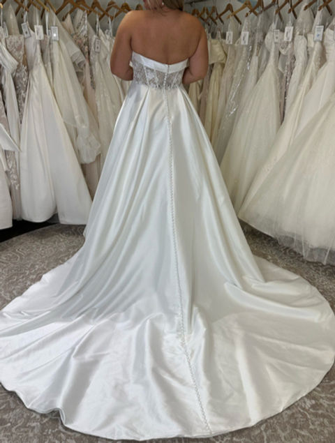 Wedding Dress Train Types: Complete Guide for Brides Wedding Dress Train Types: Complete Guide for Brides