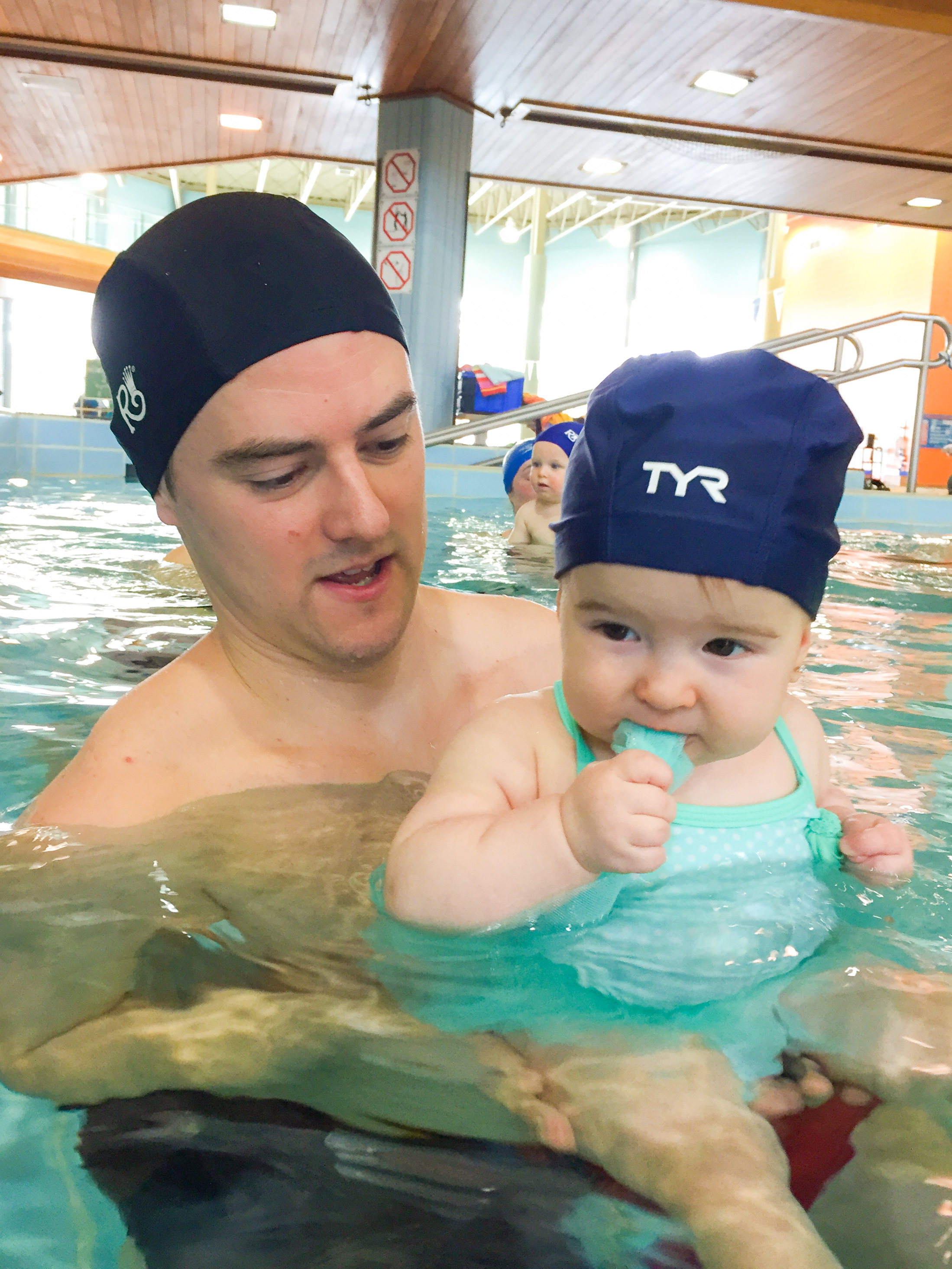 Dans l'eau avec papa