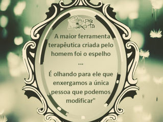 Às vezes não é você que olha pra você no espelho, às vezes é seu reflexo do espelho que olha pra voc