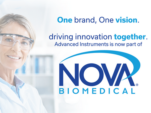 안경 쓴 여자 과학자