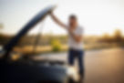 jovem-verificando-o-motor-do-carro-scaled.jpg
