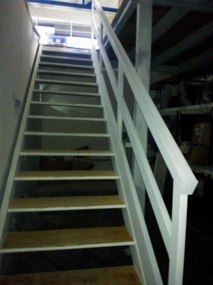 Escada_em_aço_com_corrimão2.jpg