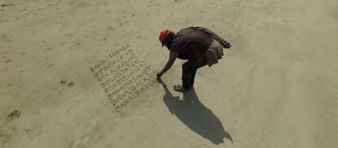 El misterioso mensaje escrito en la arena que se ve en Google Street View