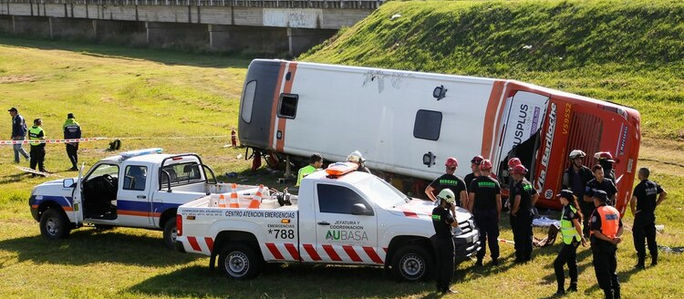 Volcó un micro en la Ruta 2: dos personas murieron