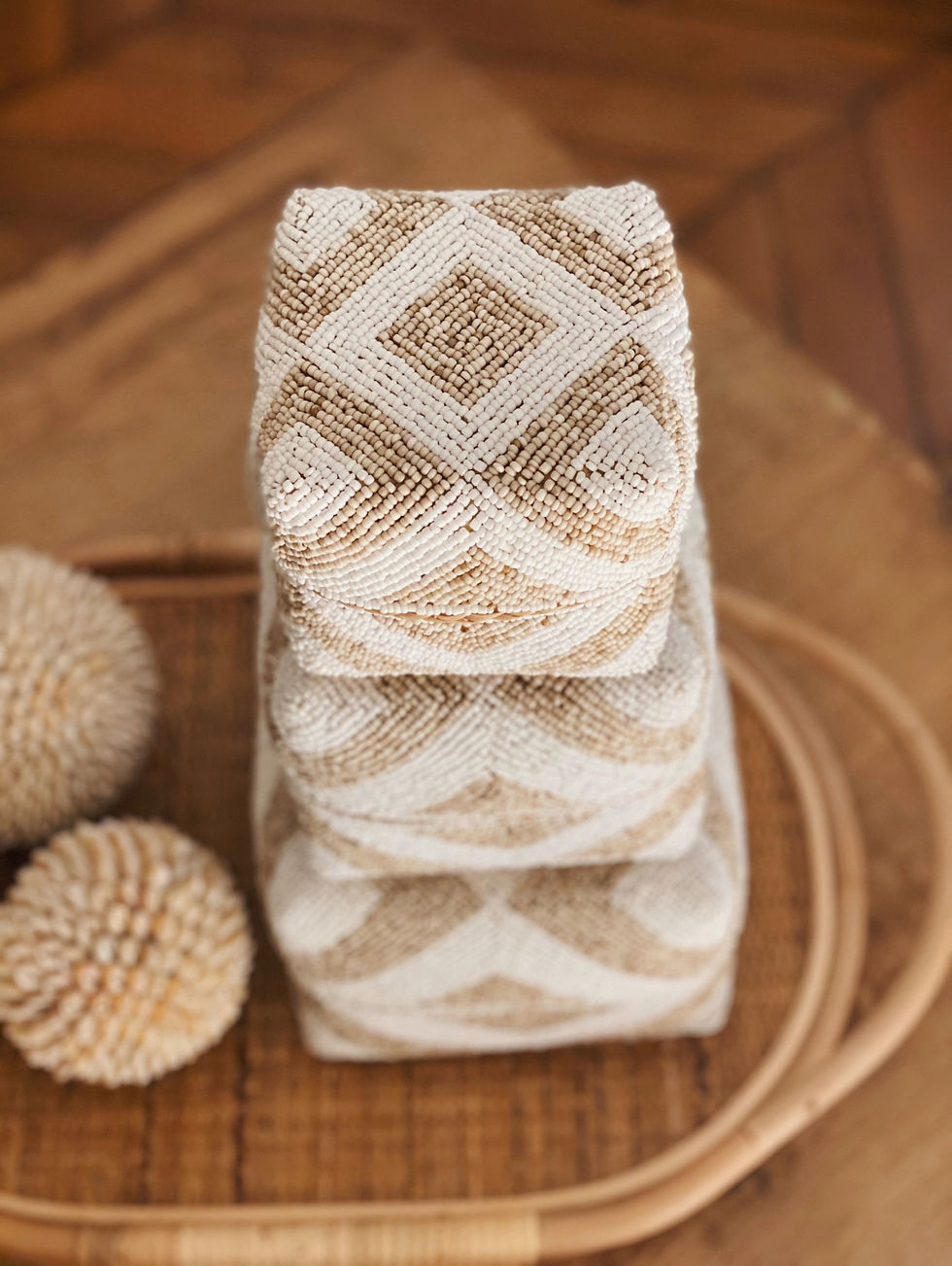Miniature : BOITE À OFFRANDES BLANC BEIGE DE BALI À MOTIF ETHNIQUE