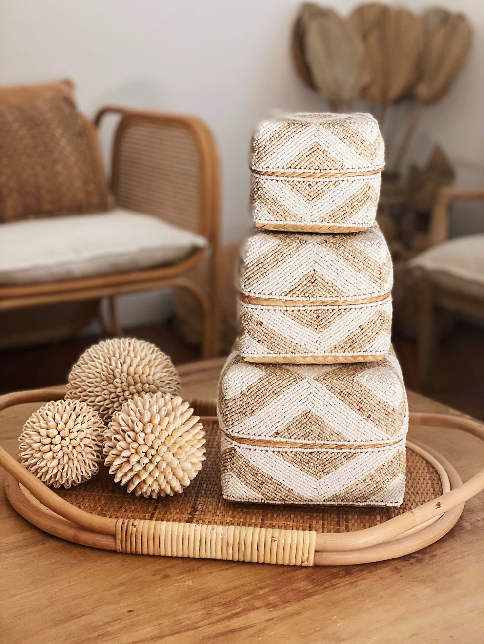 Miniature : BOITE À OFFRANDES BLANC BEIGE DE BALI À MOTIF ETHNIQUE