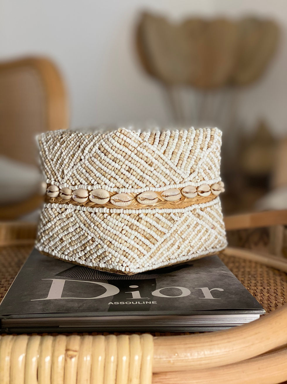 Miniature : BOITE À OFFRANDES DE BALI EN PERLES BLANC ET BEIGE COQUILLAGES CAURIS