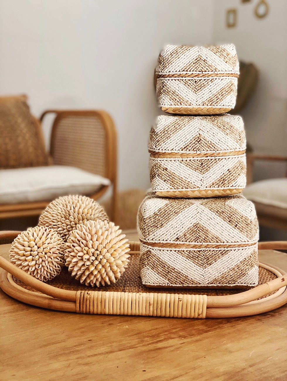 Miniature : BOITE À OFFRANDES BLANC BEIGE DE BALI À MOTIF ETHNIQUE