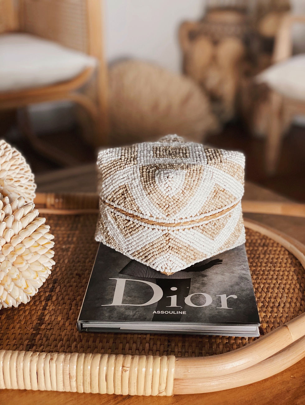 Miniature : BOITE À OFFRANDES BLANC BEIGE DE BALI À MOTIF ETHNIQUE