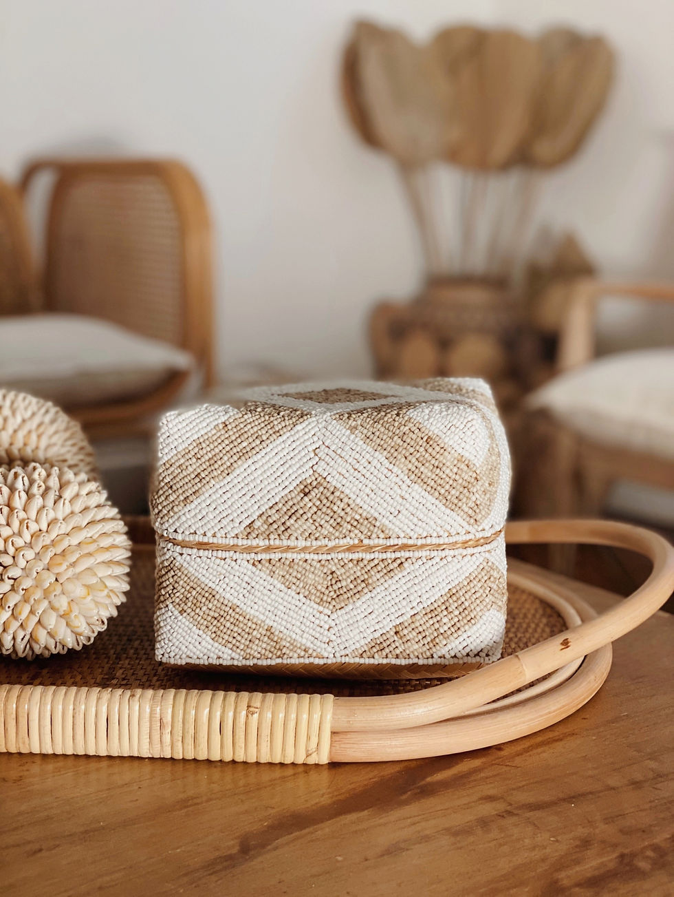 Miniature : BOITE À OFFRANDES BLANC BEIGE DE BALI À MOTIF ETHNIQUE