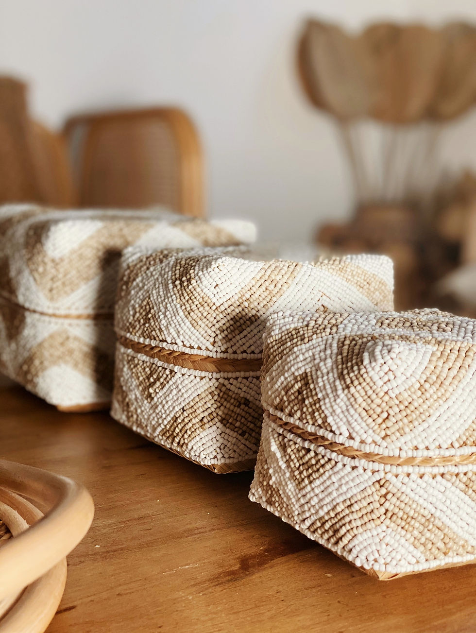 Miniature : BOITE À OFFRANDES BLANC BEIGE DE BALI À MOTIF ETHNIQUE