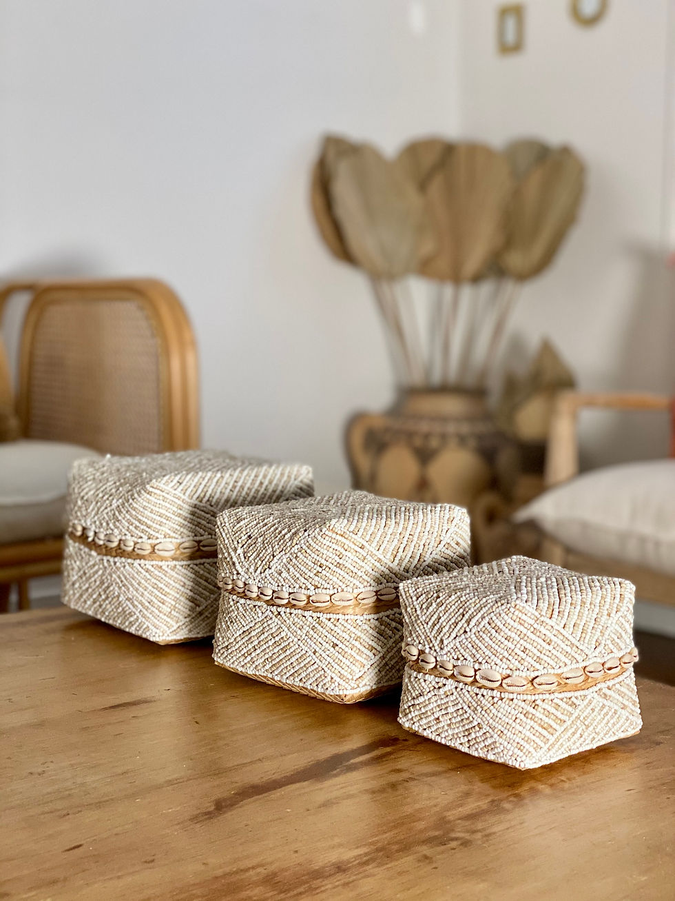 Miniature : BOITE À OFFRANDES DE BALI EN PERLES BLANC ET BEIGE COQUILLAGES CAURIS
