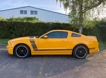 CAR ET MANS PASSION - LE MANS -FORD MUSTANG BOSS 302 - JAUNE - V8 5,0L -BM 6 VITESSES