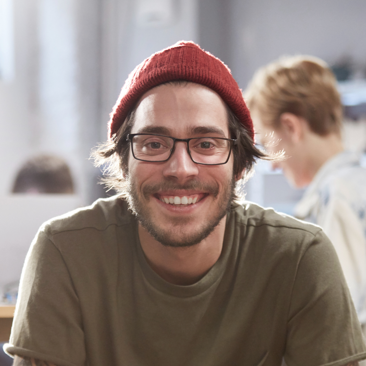 Homem novo de sorriso