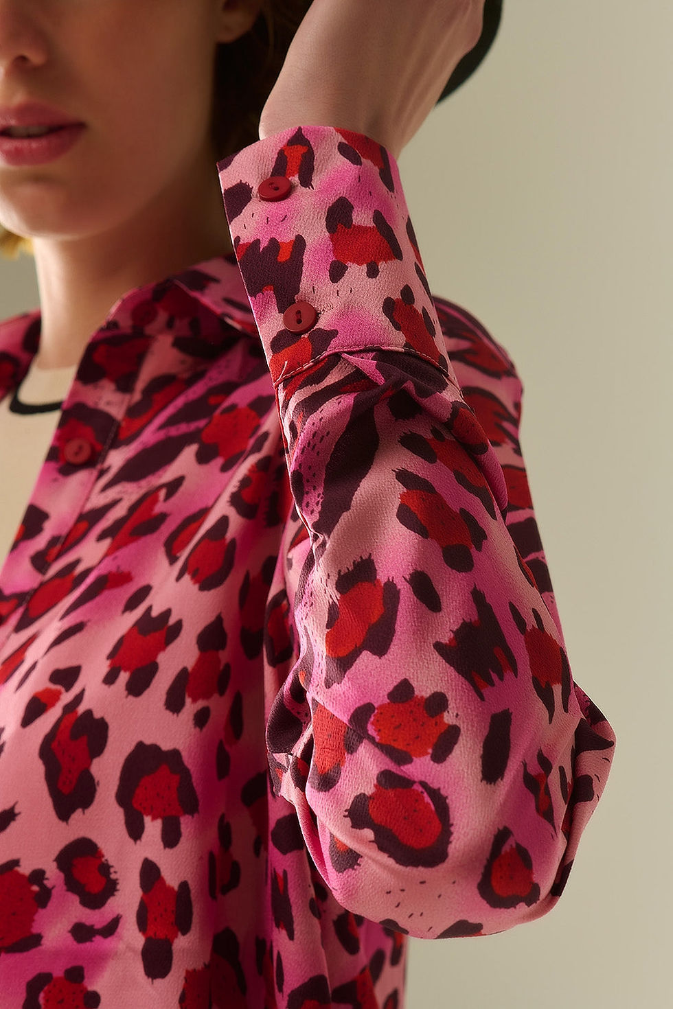 Thumbnail: Buttoned Shirt in Fuchsia Leopard Print