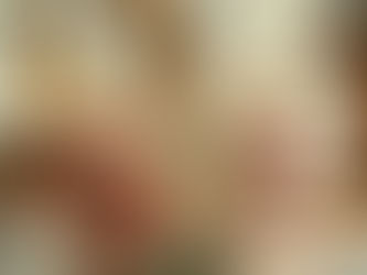 Ambiance générale Une photo lumineuse et chaleureuse, prise en lumière naturelle. Tons crème, beige, vert sauge et bois naturel. Aucune couleur artificielle ou criarde — tout respire la douceur et l'authenticité. Le sujet principal Des mains féminines — ongles discrets, non vernis ou nude — qui travaillent avec soin sur un pot en verre. On voit clairement la gravure en cours sur le pot, les doigts concentrés, précis, apaisés. Le flou d'arrière-plan laisse deviner un atelier chaleureux. Les détails visibles Sur la table en bois naturel autour des mains : quelques petits pots en verre déjà gravés avec des prénoms, des pipettes, des ingrédients naturels (beurre de karité, huile dorée), une bougie allumée en arrière-plan qui crée une lumière dorée et chaleureuse, quelques feuilles séchées ou fleurs de lavande posées délicatement. L'émotion qui se dégage Sérénité. Concentration douce. Bien-être. On sent que la personne est dans son "flow" — présente, apaisée, créative. Pas de sourire forcé,