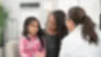 bé gái bị ADHD được thăm khám cùng mẹ và chuyên gia