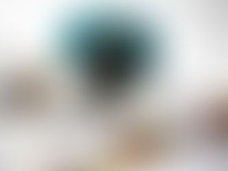 Học sinh gục đầu trên sách giữa bàn học nhiều tài liệu và sách vở, thể hiện sự mệt mỏi do áp lực học tập.