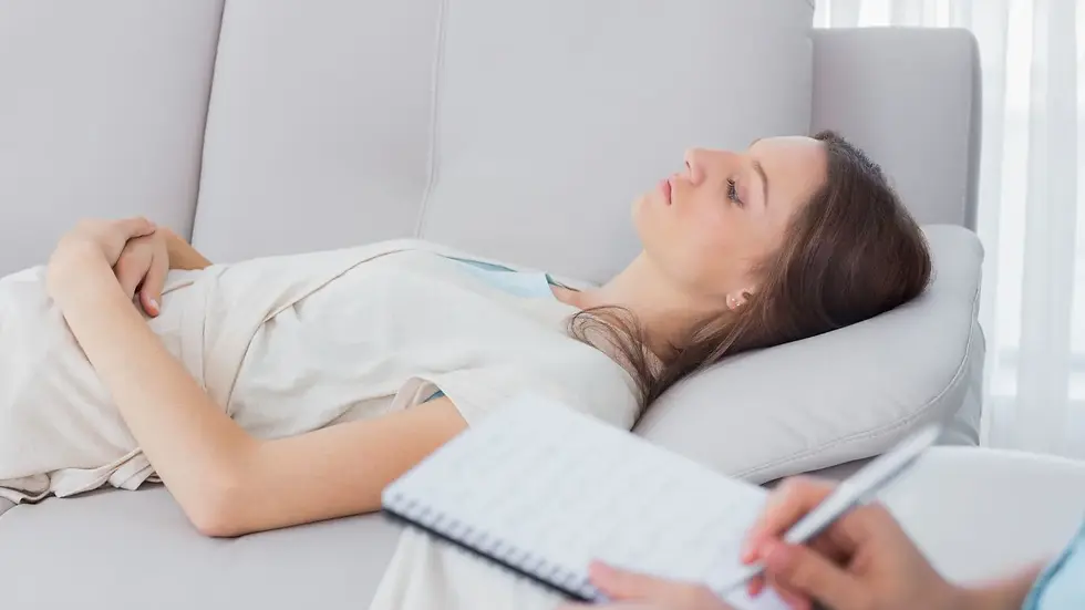 Cô gái mặc áo trắng, mệt mỏi vì mất ngủ lâu ngày, đang được khám và điều trị mất ngủ bởi chuyên gia