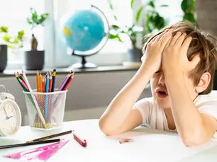 Cậu bé khó tập trung khi ngồi học bài, dấu hiệu của ADHD