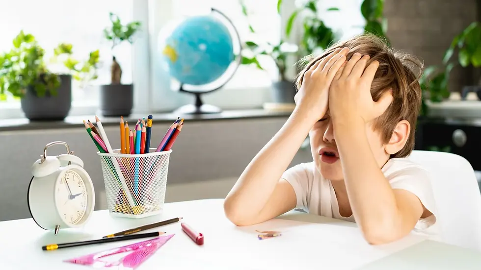 cậu bé cáu gắt, mất tập trung khi ngồi học bài, biểu hiện của rối loạn tăng động giảm chú ý ADHD