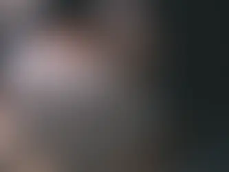 cô gái ôm gối mệt mỏi vì rối loạn giấc ngủ