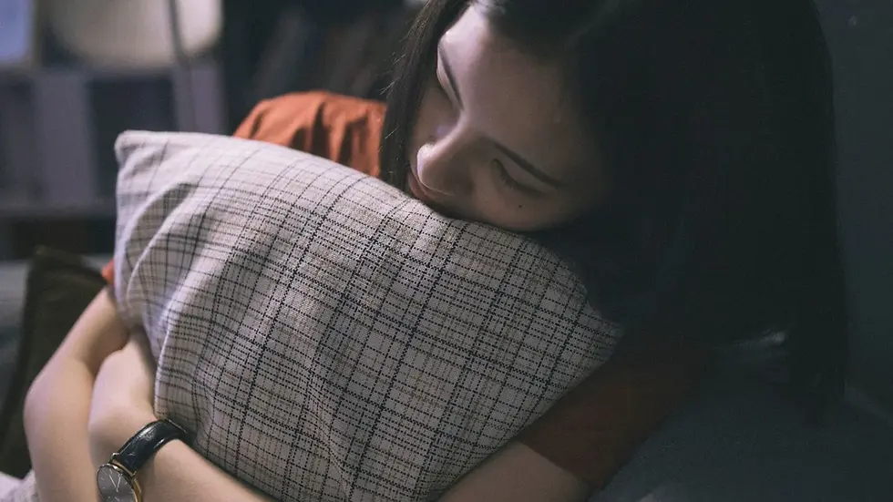 cô gái có tình trạng ngủ không sâu giấc, ôm gối mệt mỏi
